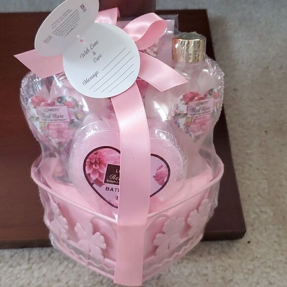 LOVERY Red Rose Scent Spa Gift Basket - Picture 3 of 12